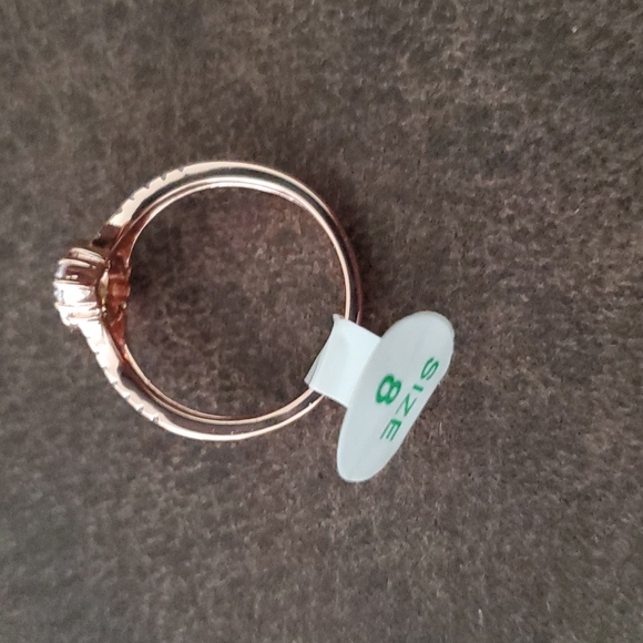 Size 8 ring - Picture 2 of 4